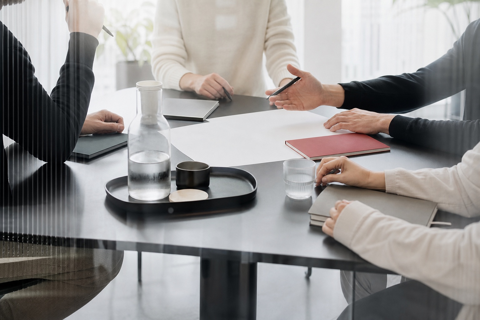 Abstrakte Besprechung eines Kreativteams an einem modernen Konferenztisch